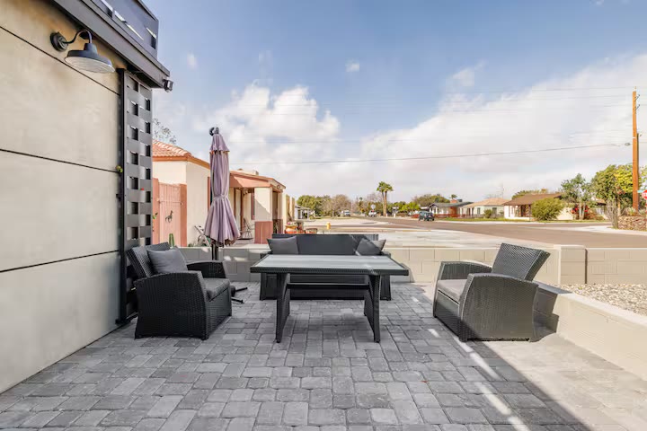 Modern All-En-Suite Home covered patio dining at a direct-booking vacation rental in Phoenix, Arizona